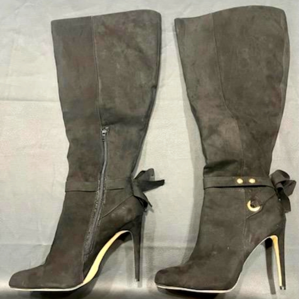 Suede black ankle boots with bow